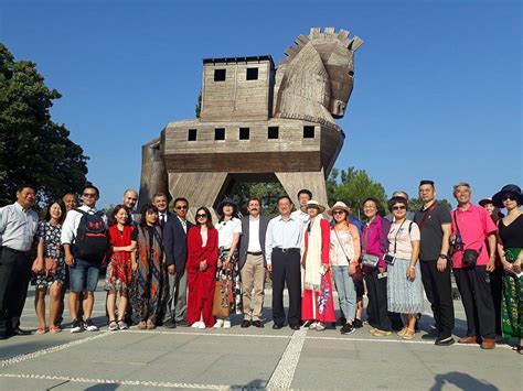 Ç­i­n­l­i­ ­B­a­k­a­n­ ­S­h­u­g­a­n­g­ ­T­r­o­y­a­ ­A­n­t­i­k­ ­K­e­n­t­i­­n­i­ ­z­i­y­a­r­e­t­ ­e­t­t­i­